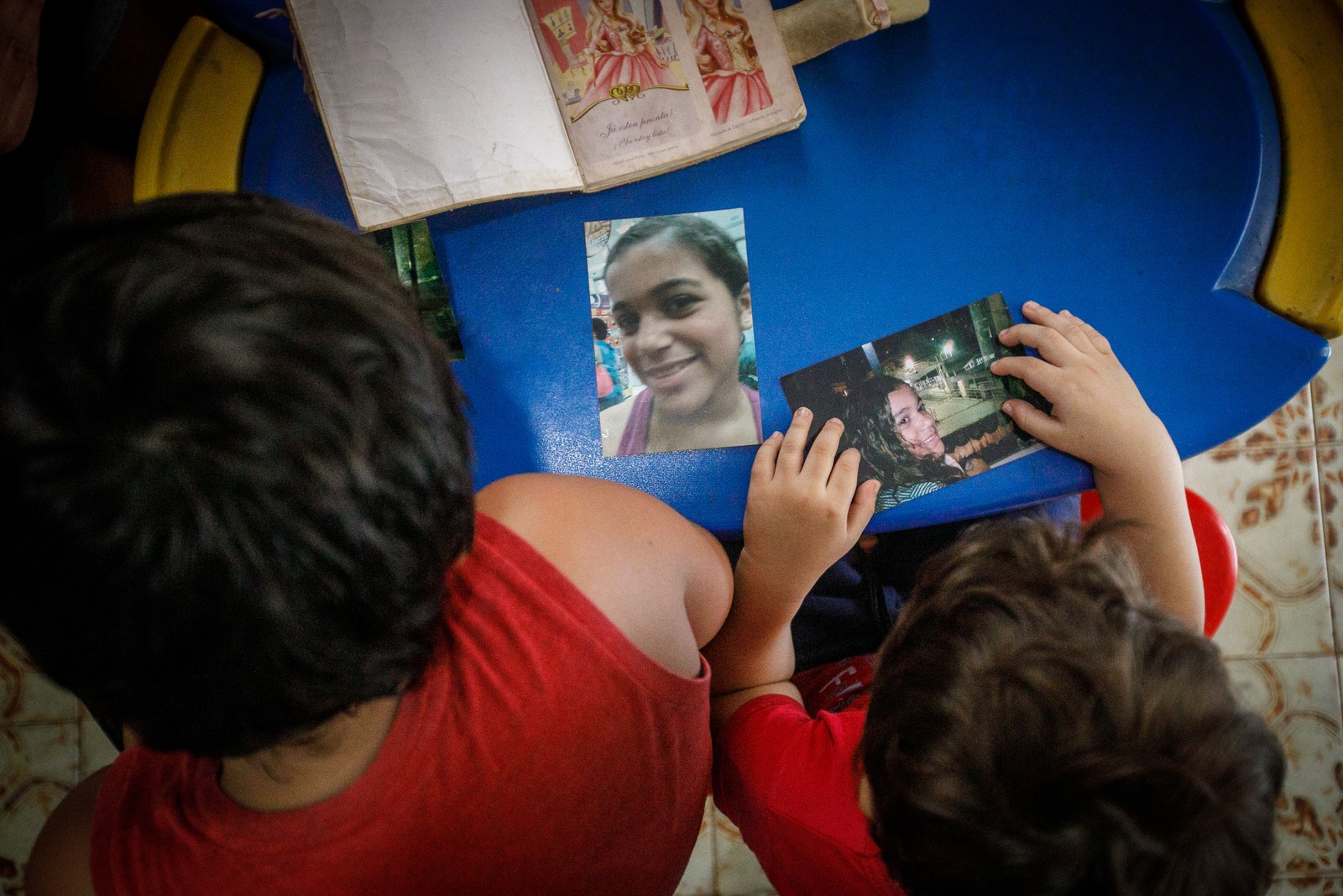 Família de Larissa dos Santos exibe fotografias da jovem, morta aos 13 anos no ataque de Realengo