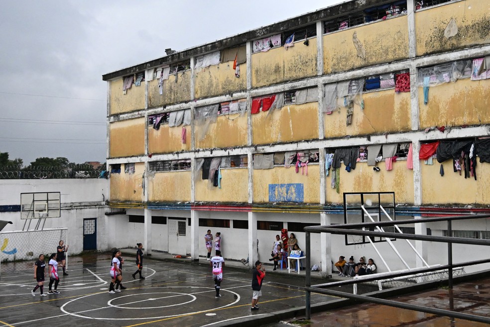 Detentas jogam futebol no pres&iacute;dio feminino Buen Pastor, em Bogot&aacute;, em 29 de abril de 2025 &mdash; Foto: AFP