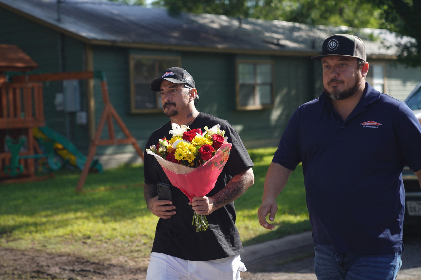 Moradores trazem flores para um memorial improvisado do lado de fora da Robb Elementary School em Uvalde, Texas — Foto: ALLISON DINNER / AFP