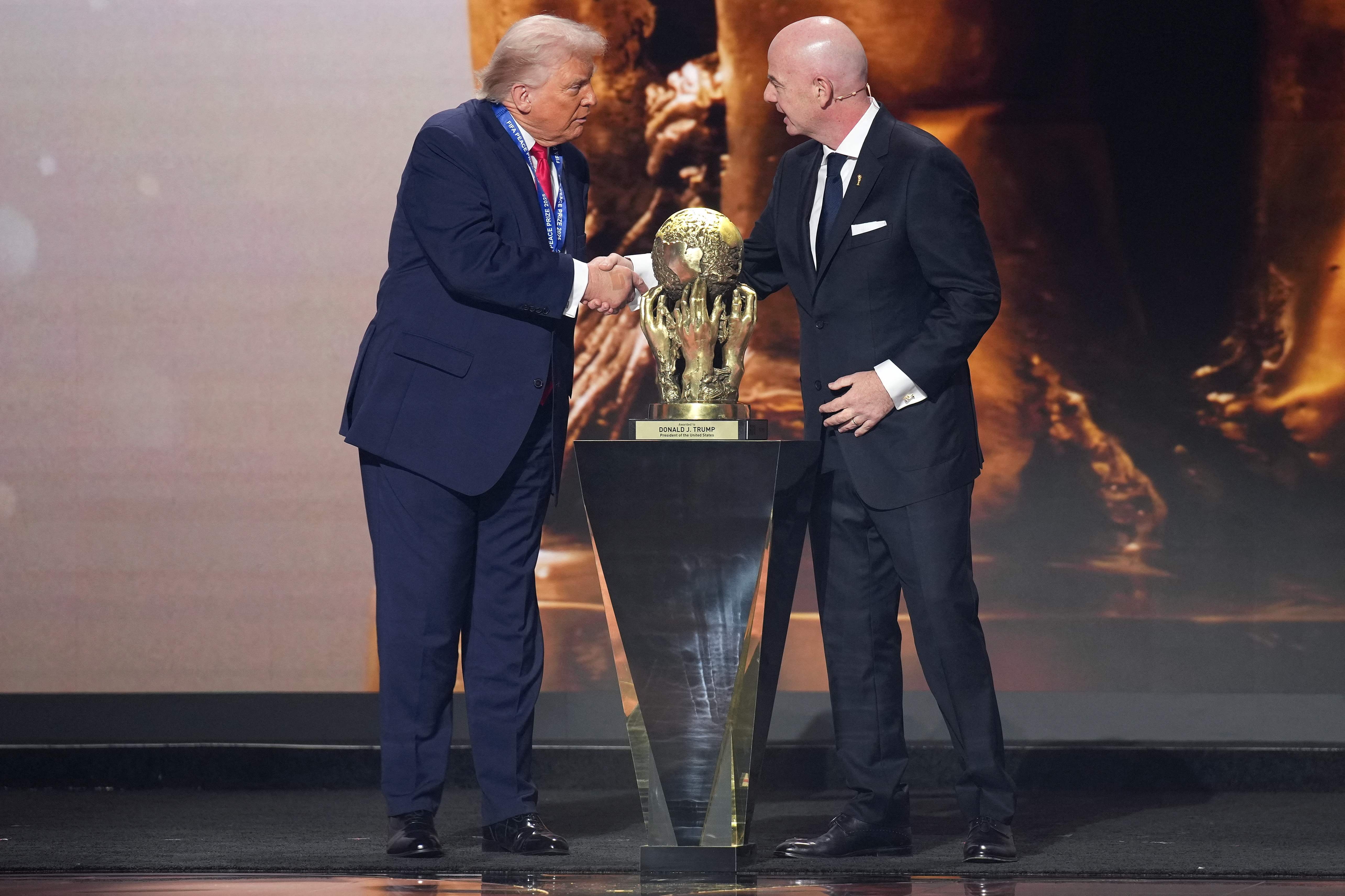 Grupo de 50 eurodeputados pede investigação sobre prêmio da Fifa entregue a Trump; entenda