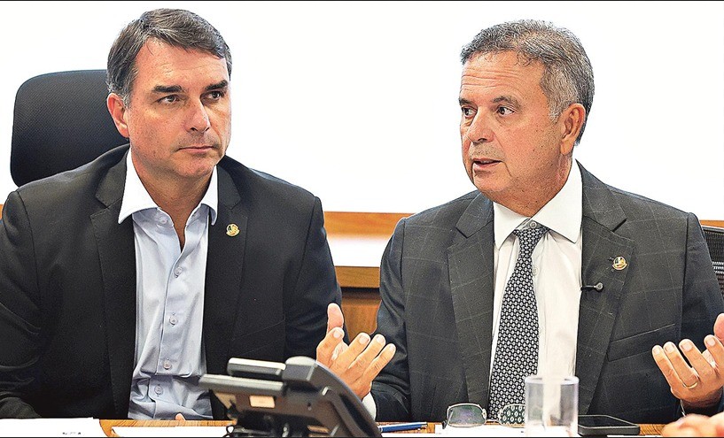 Flávio escala Marinho para ajustar palanques e buscar doações pelo país, em estados fora de sua agenda - QTU Questões do Universo