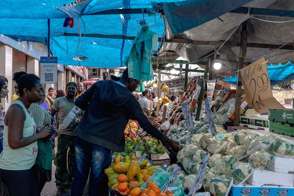 Compradores observam frutas e legumes à venda no Mercado Madureira, em Madureira, Rio de Janeiro — Foto: Bloomberg