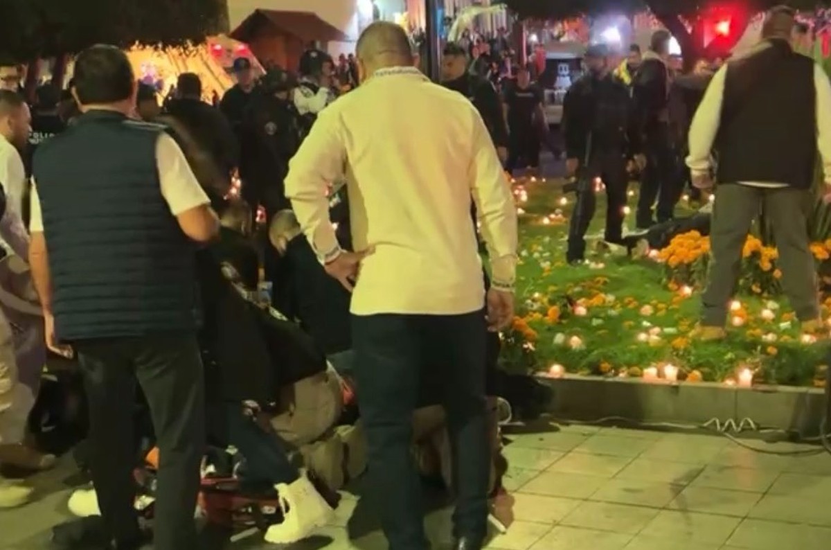 Prefeito de cidade no México é assassinado durante evento; vídeo mostra praça no momento do disparo