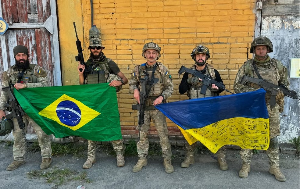 Brasileiros na guerra: Da esquerda para a direita estão Bruno Samurai, Rafael Ben, Rafael dos Santos Leite, Carlos Cândido e um militar ucraniano — Foto: Arquivo pessoal