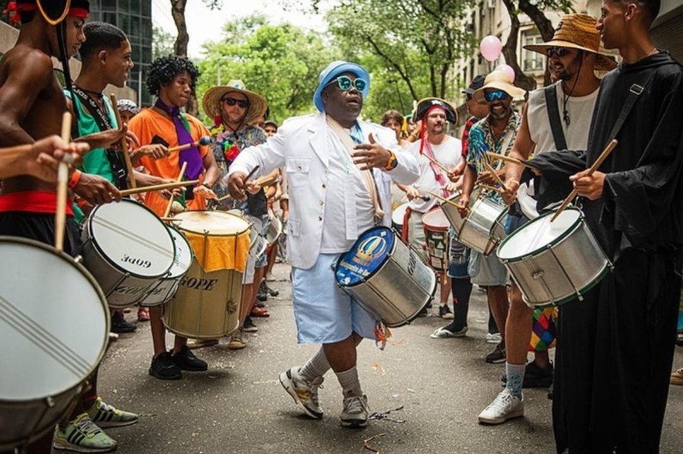O mestre Mangueirinha em meio à bateria do Cordão do Boitatá — Foto: Guito Moreto