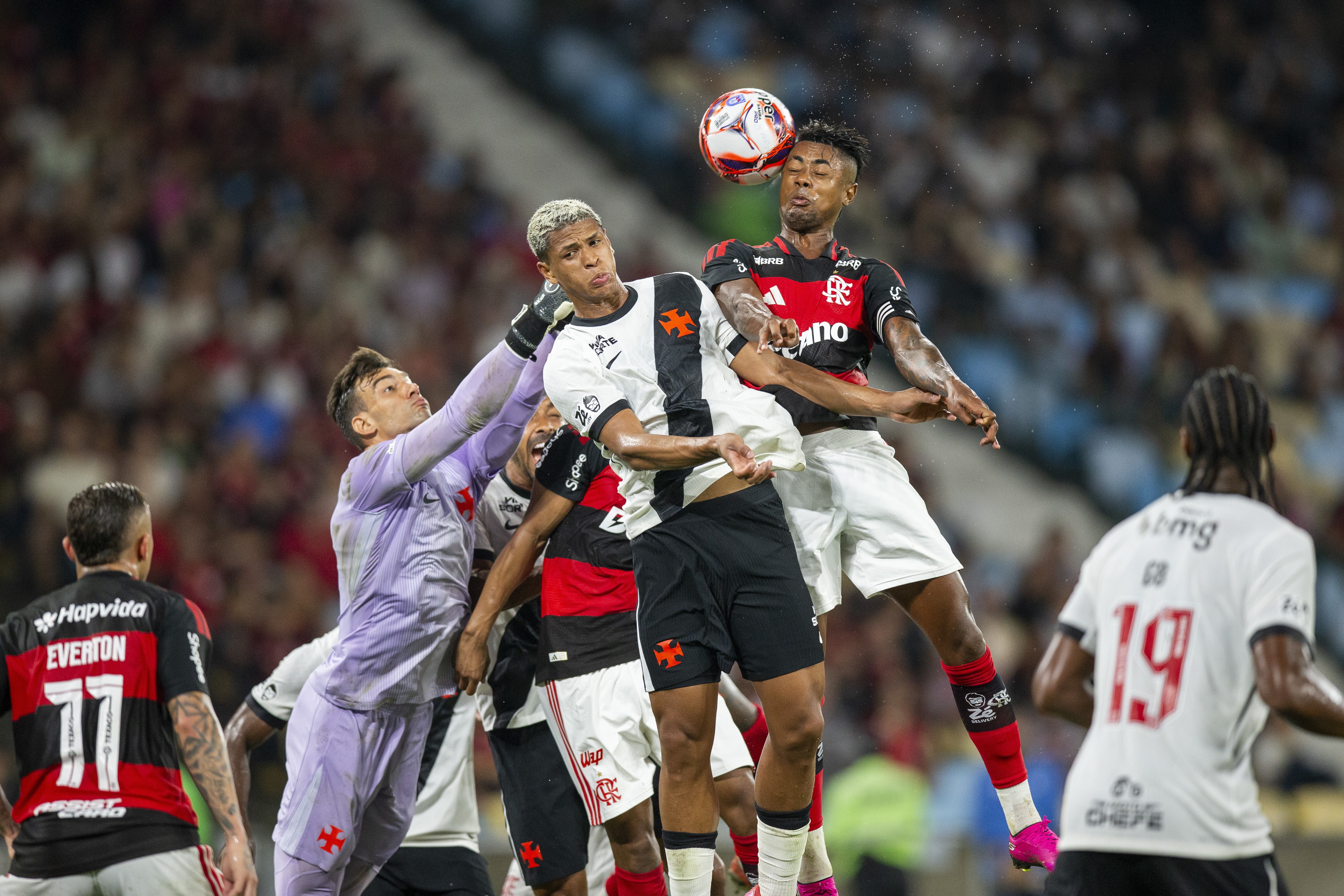 Por trás da cobertura: como é fotografar profissionalmente uma partida de futebol?
