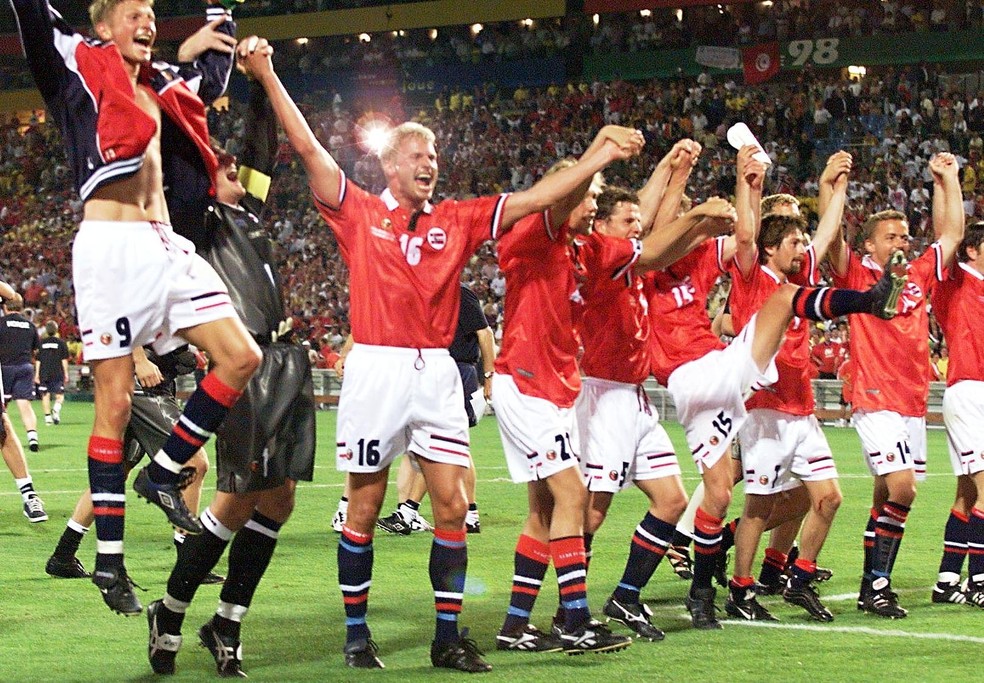 Time da Noruega comemora vitória sobre o Brasil na Copa de 1998. Flo é o primeiro, da esquerda pra direita — Foto: AFP PHOTO/OMAR TORRES