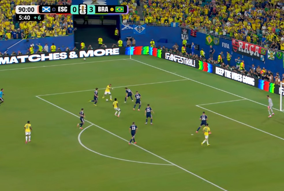 Passe decisivo de Neymar; aos 50 minutos, toca de lado para Vinicius Jr dentro da área — Foto: Reprodução