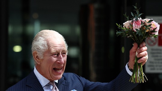 Rei Charles III, em tratamento de câncer, desfilará em carruagem para comemorar aniversário