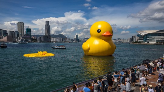 Pato inflável gigante que representa sorte é esvaziado em Hong Kong pelo calor extremo