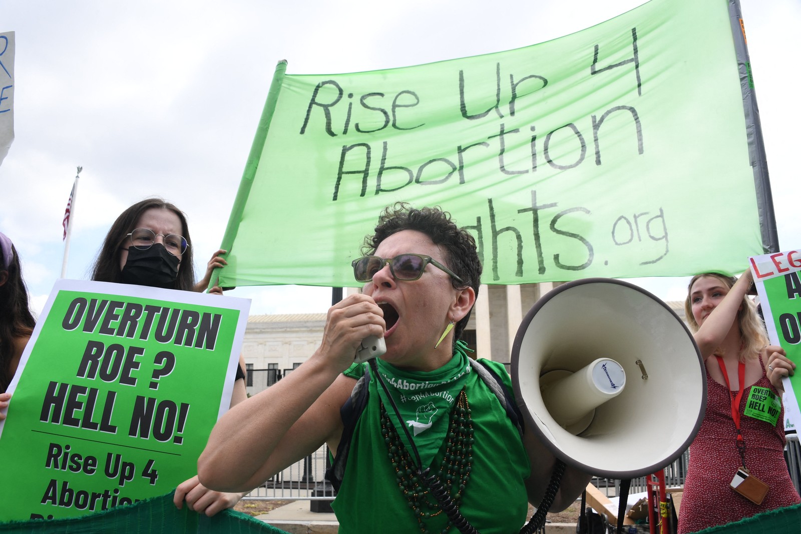 Apoiadores pró-escolha protestam em frente à Suprema Corte dos EUA, em Washington, contra a revogação do direito ao aborto — Foto: OLIVIER DOULIERY / AFP