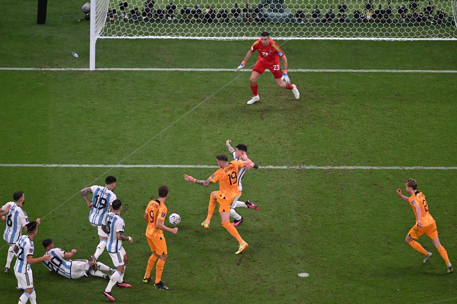 Infográfico: veja o passo a passo do gol 'ensaiado' da Holanda no ...