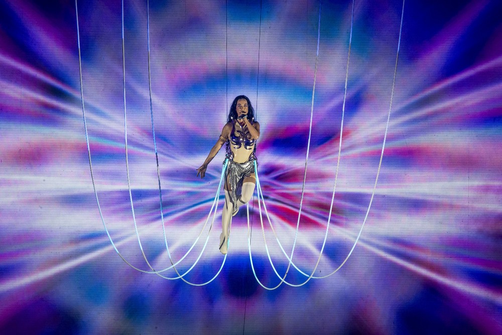 Katy Perry emenda novas canções com hits clássicos e entrega tudo que ...