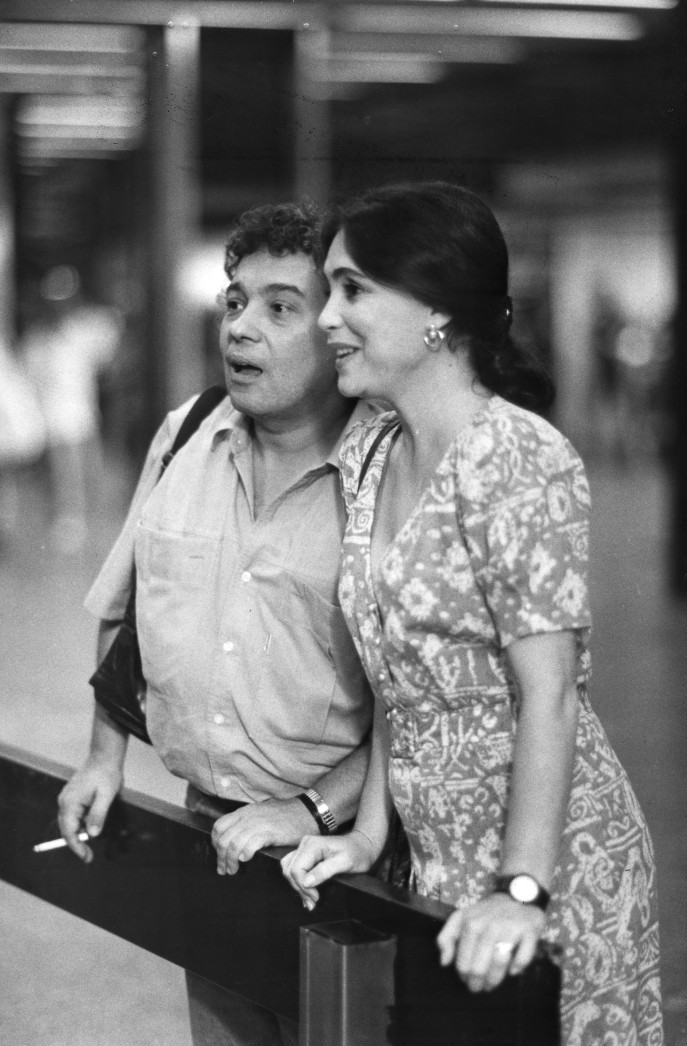 O fotojornalista Irineu Barreto acompanhou 'Vale tudo' de perto: aqui seu registro de Raquel (Regina Duarte) e Poliana (Pedro Paulo Rangel) em cena no aeroporto internacional, o Galeão — Foto: Irineu Barreto/Agência O Globo
