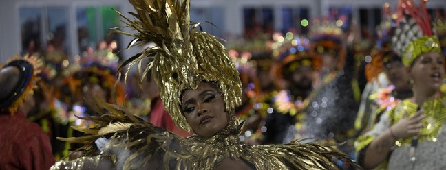Erika Januza, rainha da Viradouro, mostra look inovador durante desfile — Foto: Guito Moreto / Agência O Globo