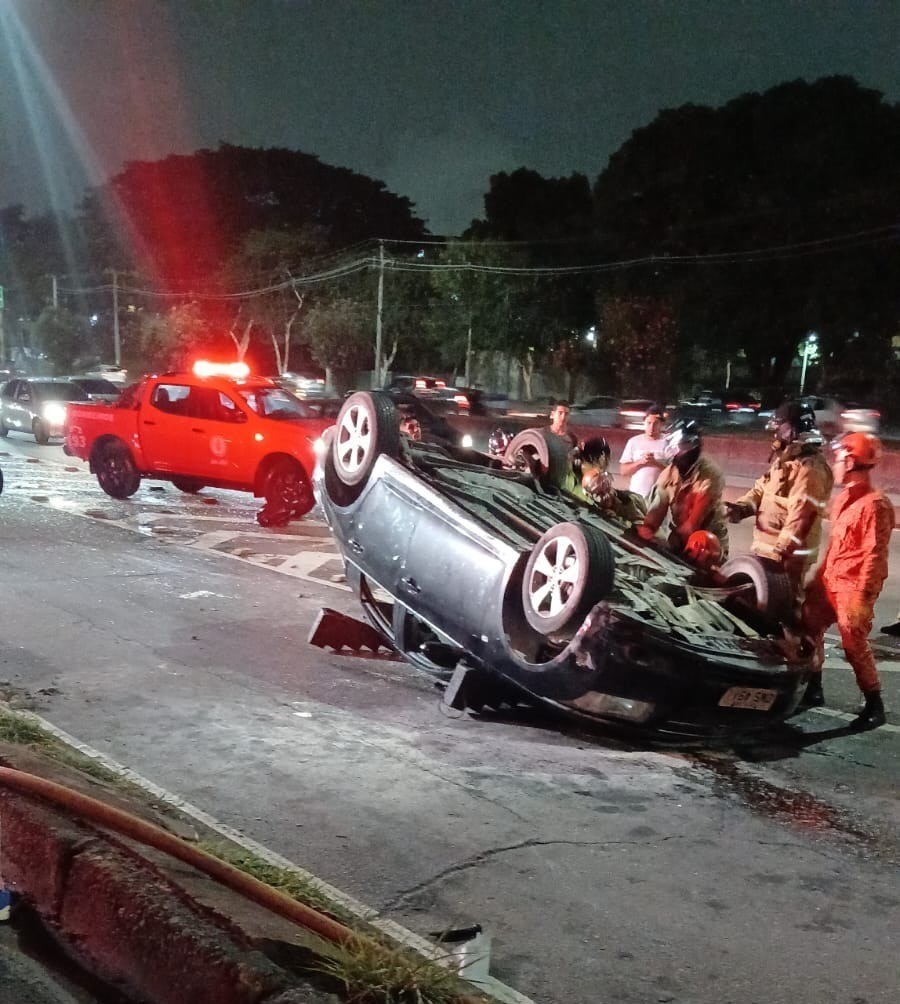 Capotamento ocupa faixas e causa trânsito intenso na Avenida Brasil