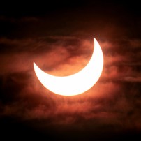 Eclipse solar parcial transforma nascer do sol na Nova Zelândia