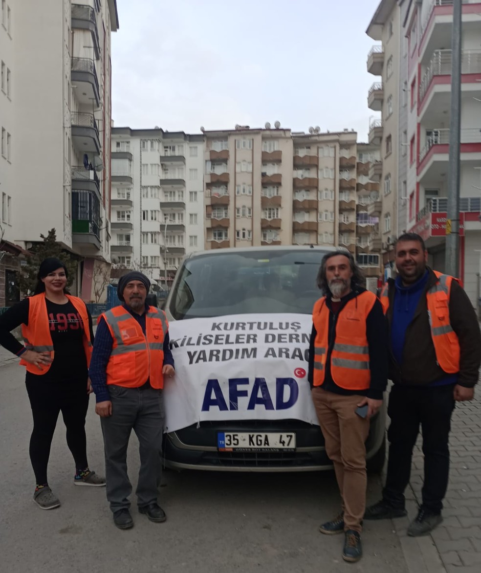 Raquel Elana, à esquerda, com a equipe de voluntários turcos — Foto: Arquivo pessoal