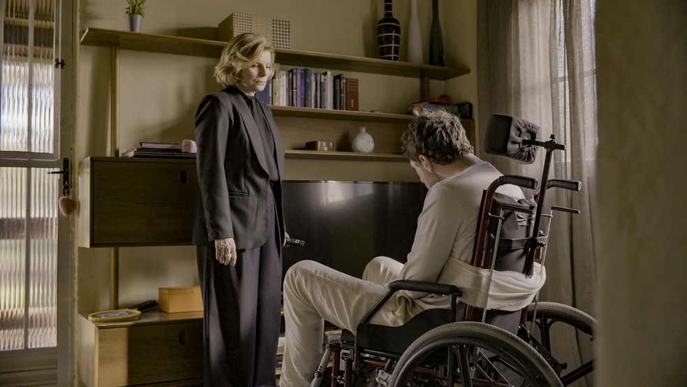 Guilherme Magon interpreta Leonardo, filho de Odete Roitman, na nova versão da novela'Vale Tudo' — Foto: Divulgação TV Globo