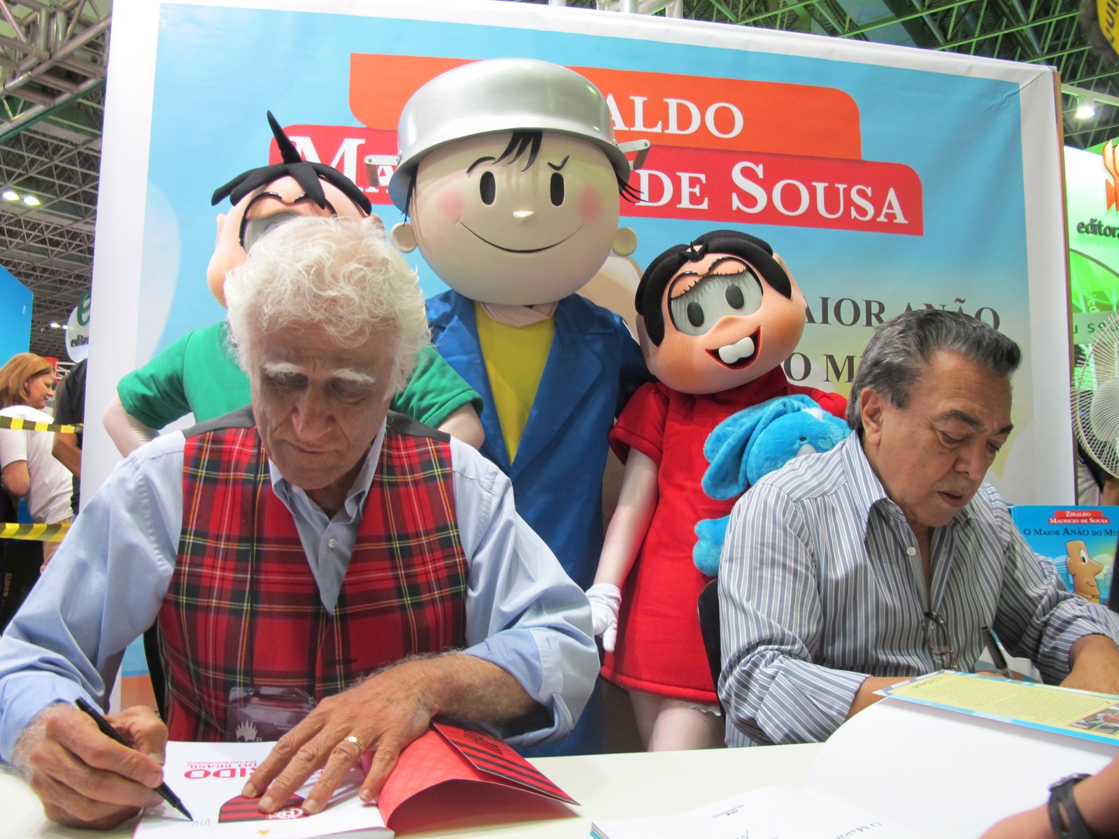 Ziraldo e Mauricio de Sousa  autografam o novo livro em 2011 — Foto: Marina Cohen/ Agência O GLOBO