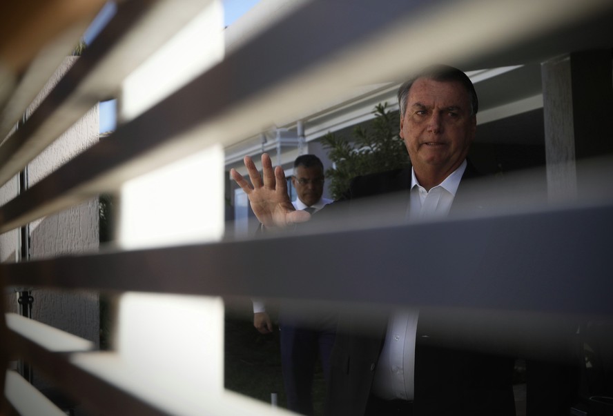 MARIZ-PA BRASILIA  03-04-2023 JAIR BOLSONARO/POLICIA FEDERAL/CASA CONDOMINIO Ex-presidente Jair Bolsonaro fala com a imprensa após Polícia Federal fazer busca e apreensão em sua em Brasília. Foto Cristiano Mariz/O Globo