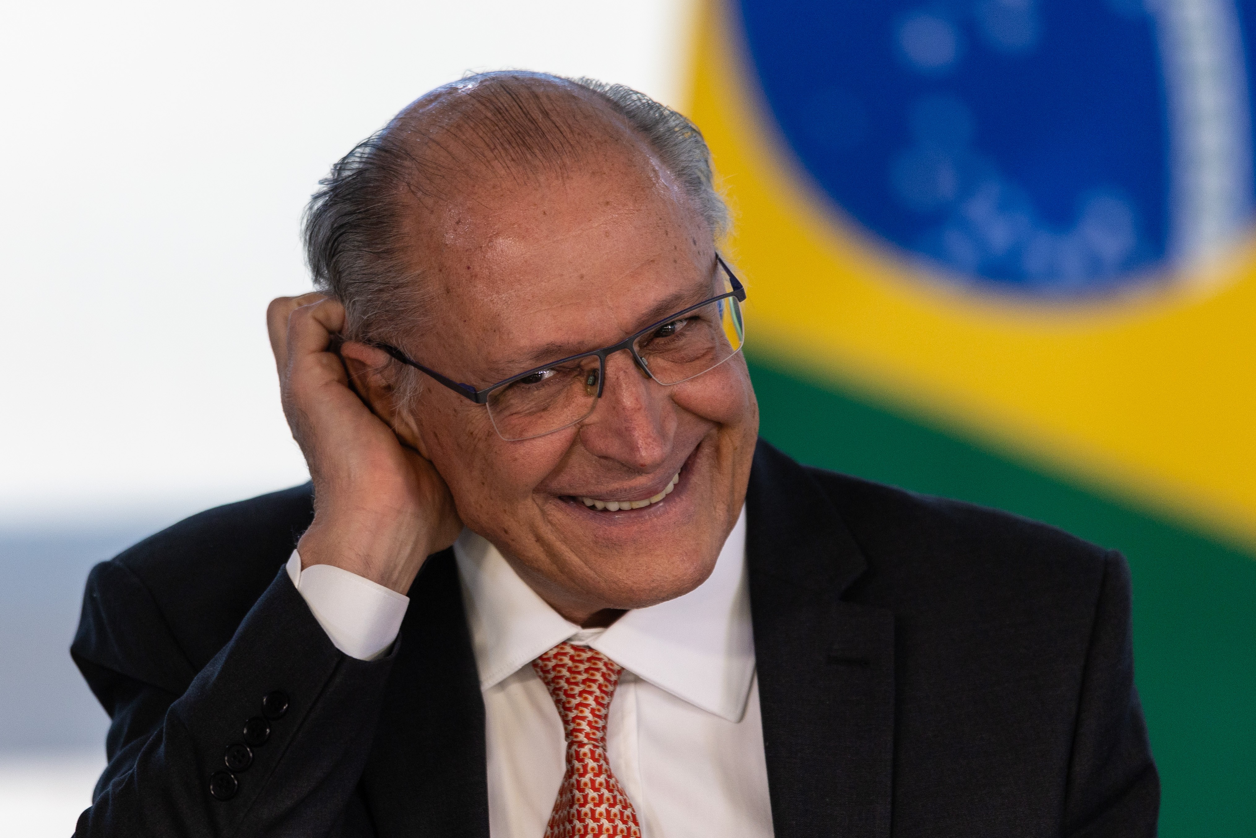 Campanha de Lula escala Alckmin para rebater Flávio sobre ‘tesouraço’ de R$ 200 bilhões e compara medida com governo Milei