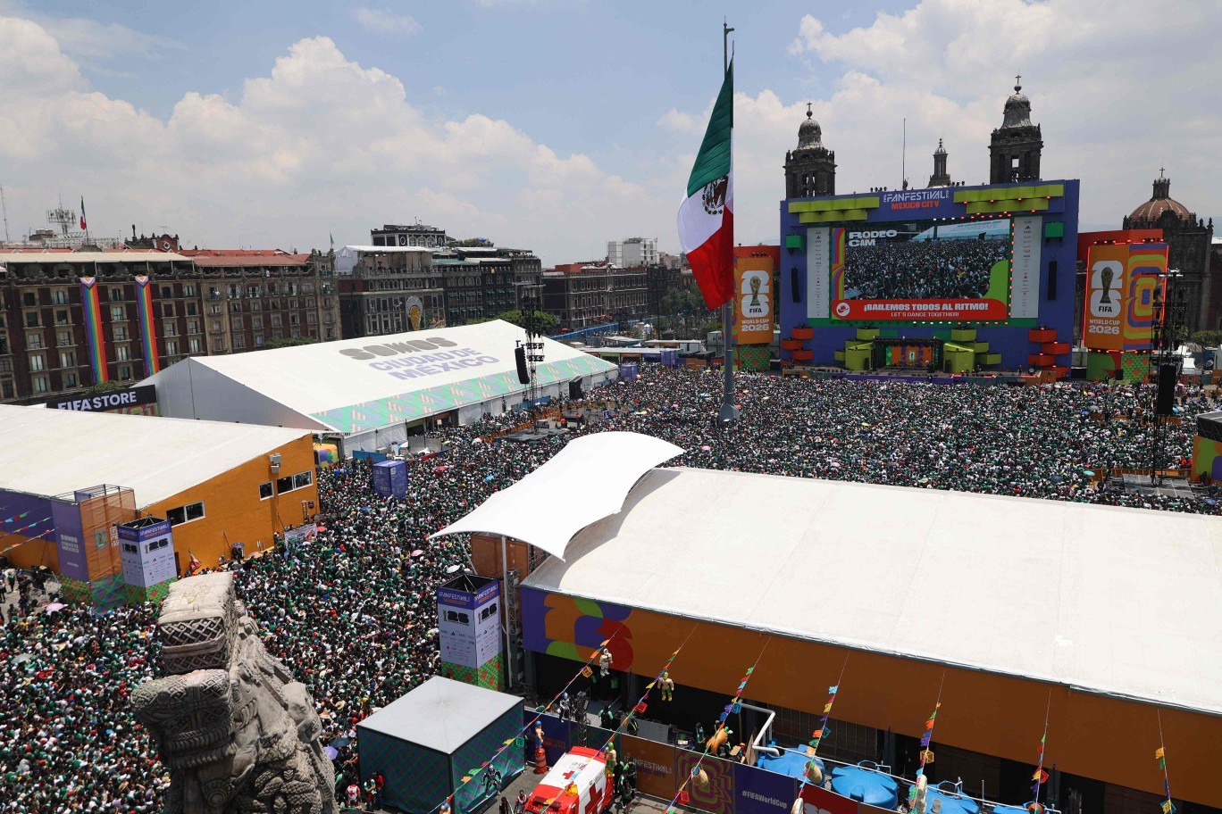Pessoas se reúnem no Festival de Fãs da FIFA na Praça Zócalo antes da partida entre México e África do Sul, na Cidade do México — Foto: LUIS CORTES / AFP