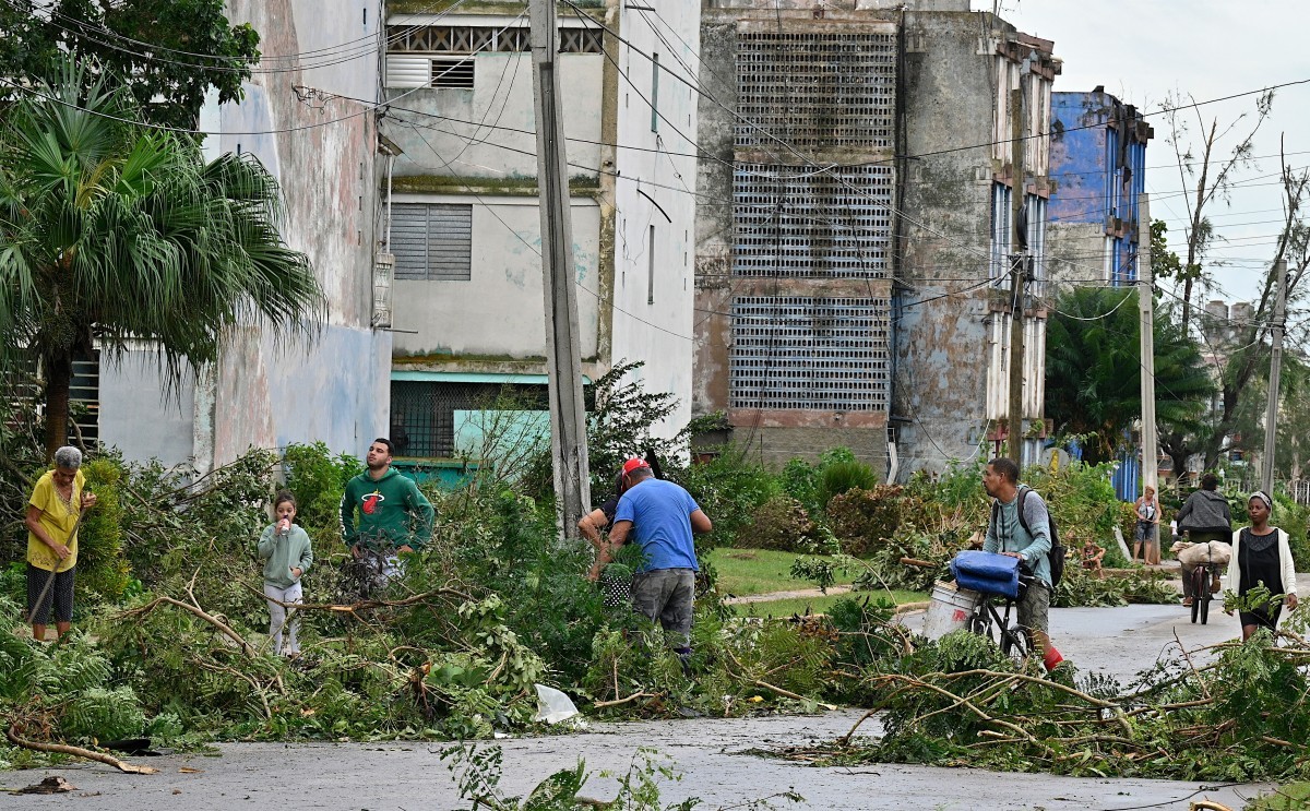 Cuba anuncia prisões em meio a apagão e destruição após passagem de furacão Rafael