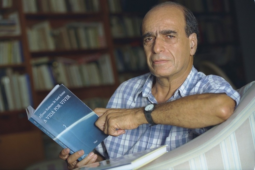 Affonso Romano de Sant'Anna, em 1997 — Foto: Guto Costa/Agência O Globo