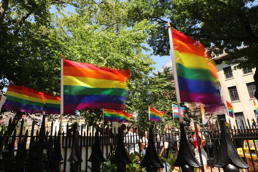 Bandeiras arco-íris tremulam do lado de fora do Stonewall Inn durante celebração do Mês do Orgulho em Nova York