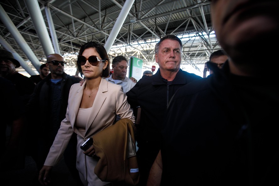 Bolsonaro chora após ser impedido de ir à posse de Trump e diz esperar não precisar usar tornozeleira