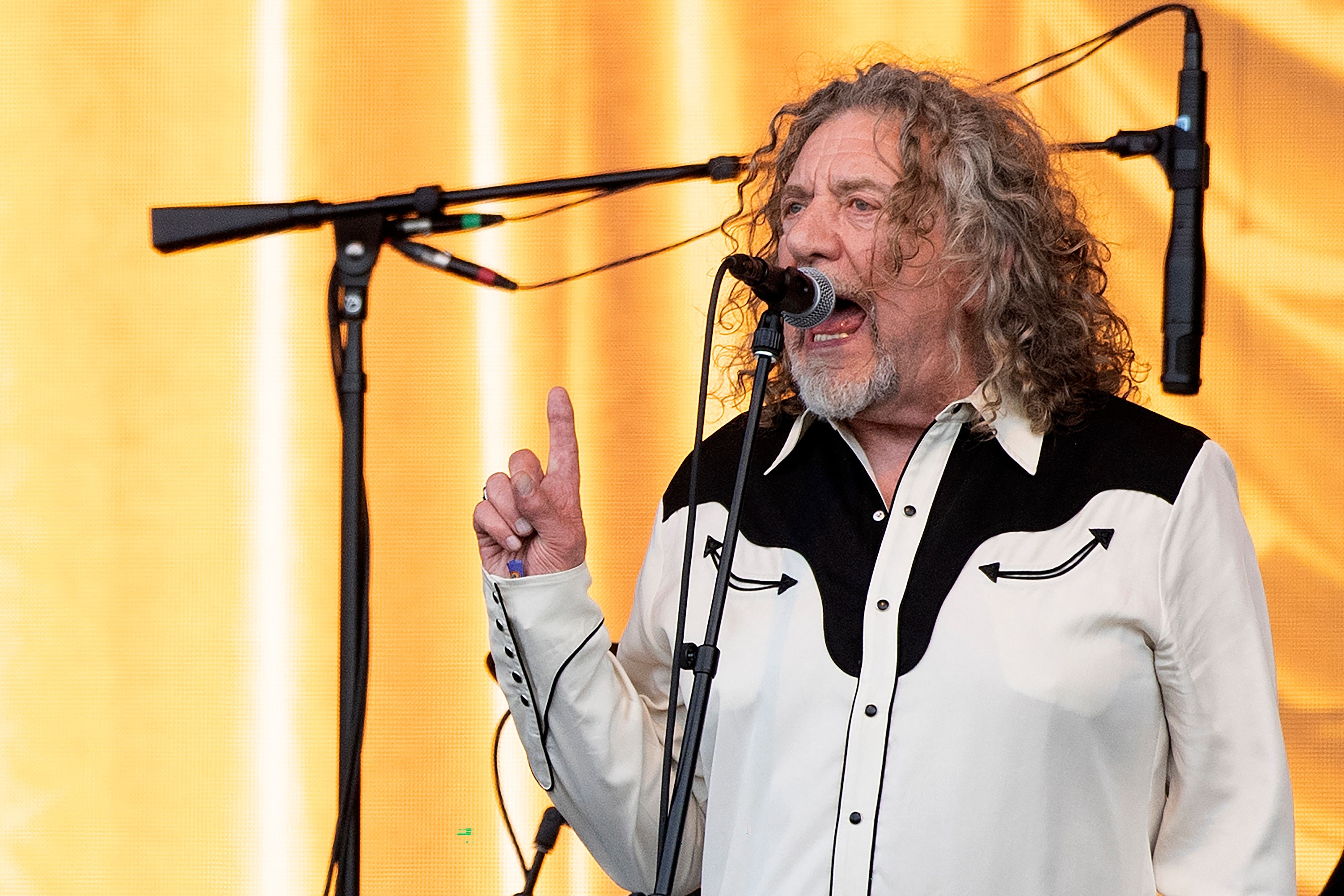 Robert Plant joga bingo às terças-feiras em pacata vila britânica onde  mora há anos; conheça