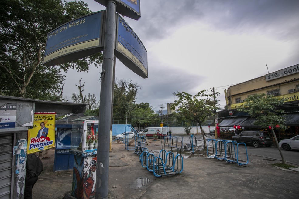 A Praça das Musas, na Taquara, tinha má iluminação e necessitava de capinação e limpeza no dia da visita — Foto: Guito Moreto / Agência O Globo