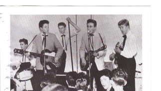 Paul McCartney e John Lennon, em 1957, com os Quarrymen — Foto: Reprodução