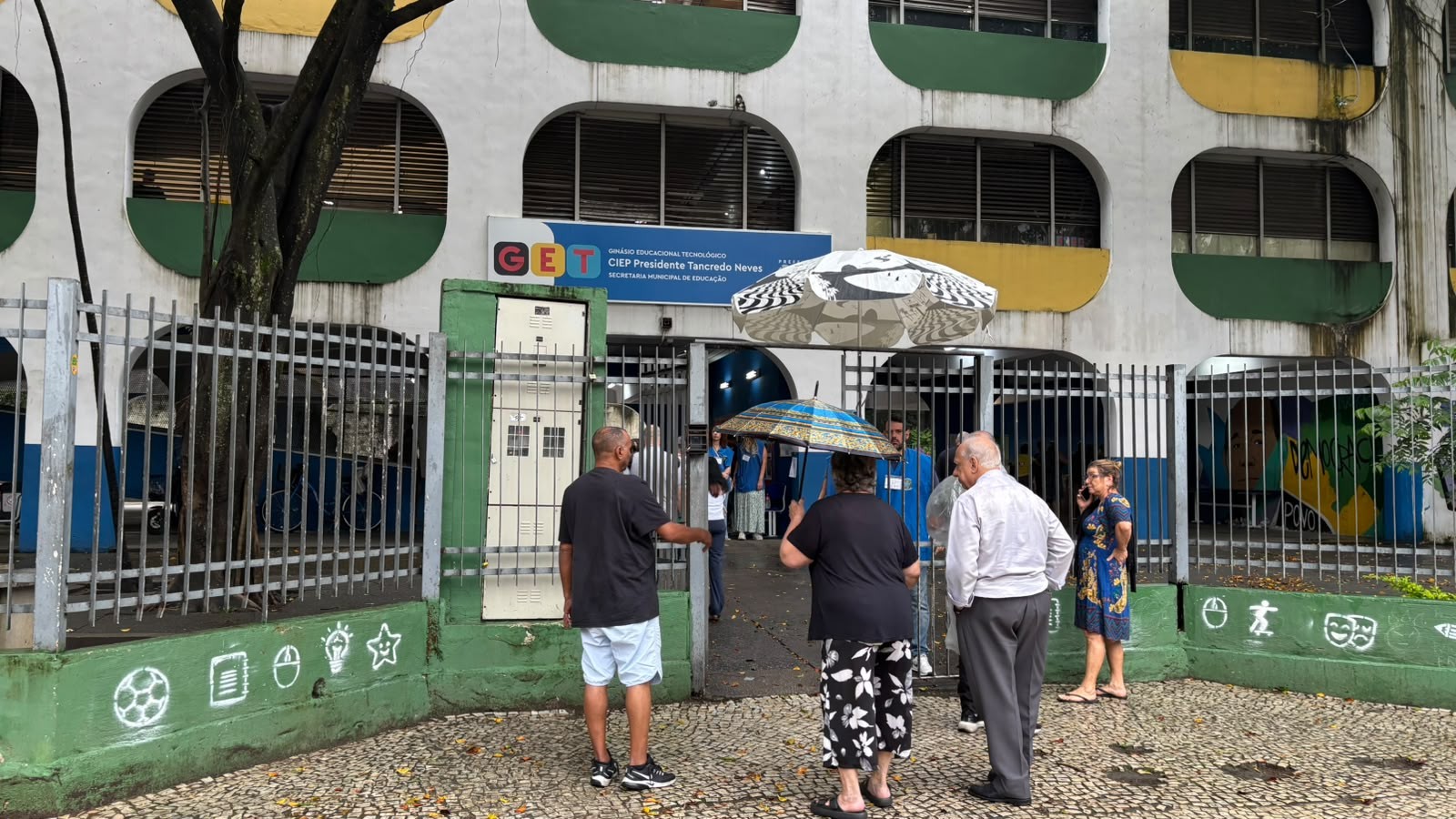 Mesmo com voto facultativo, idosos enfretam chuva para votar: ‘Sou cidadã'