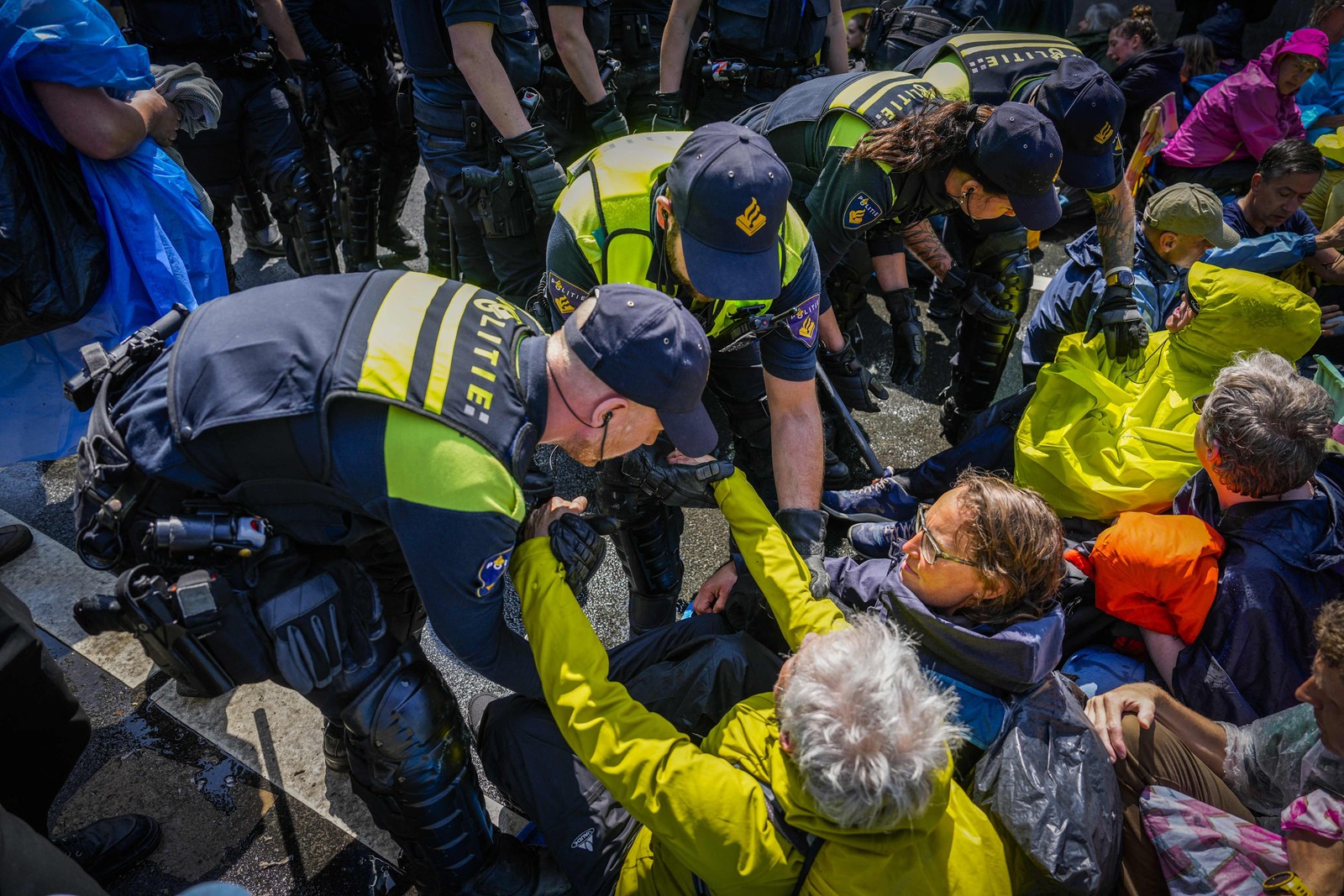 Polícia prende ativistas do Extinction Rebellion (XR) durante protesto, enquanto bloqueavam a auto-estrada A12 em Haia. Os ativistas protestavam contra a política de subsídios fósseis do governo holandês. — Foto: Sem van der Wal / ANP / AFP
