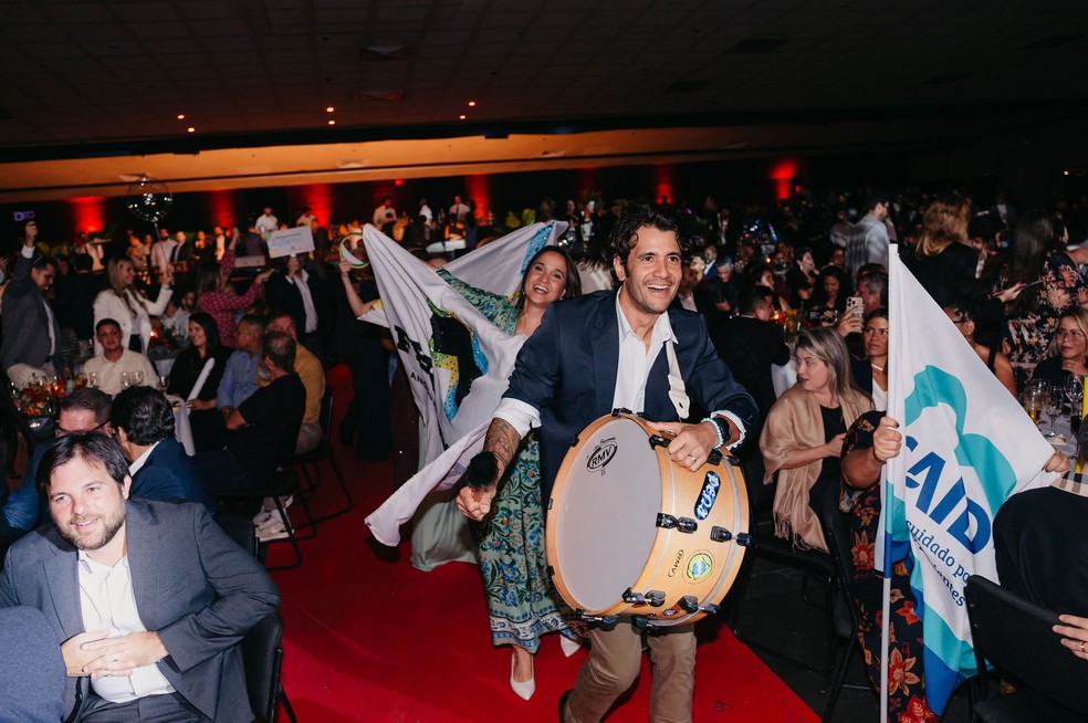 A comemoração dos funcionários das empresas na cerimônia de premiação — Foto: Divulgação/GPTW
