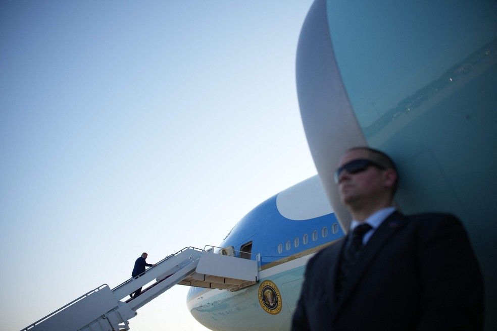 Donald Trump embarca no avião presidencial americano nesta terça-feira — Foto: Andrew Harnik/Getty Images via AFP