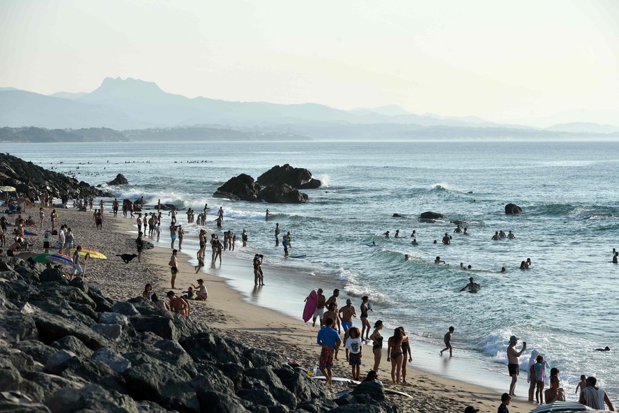 Pessoas nadam na praia Milady, em Biarritz, sudoeste da França, enquanto onda de calor varre o país