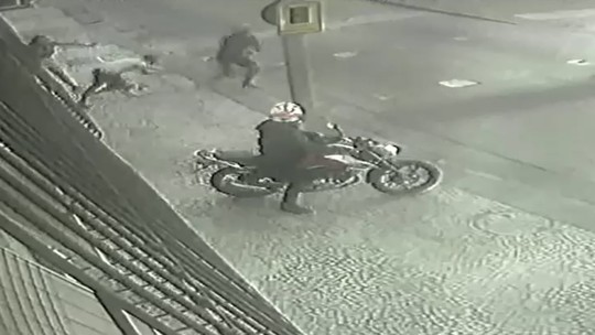 Imagens de câmeras de segurança mostram momento em que personal trainer é baleado na Praia do Flamengo; vídeo