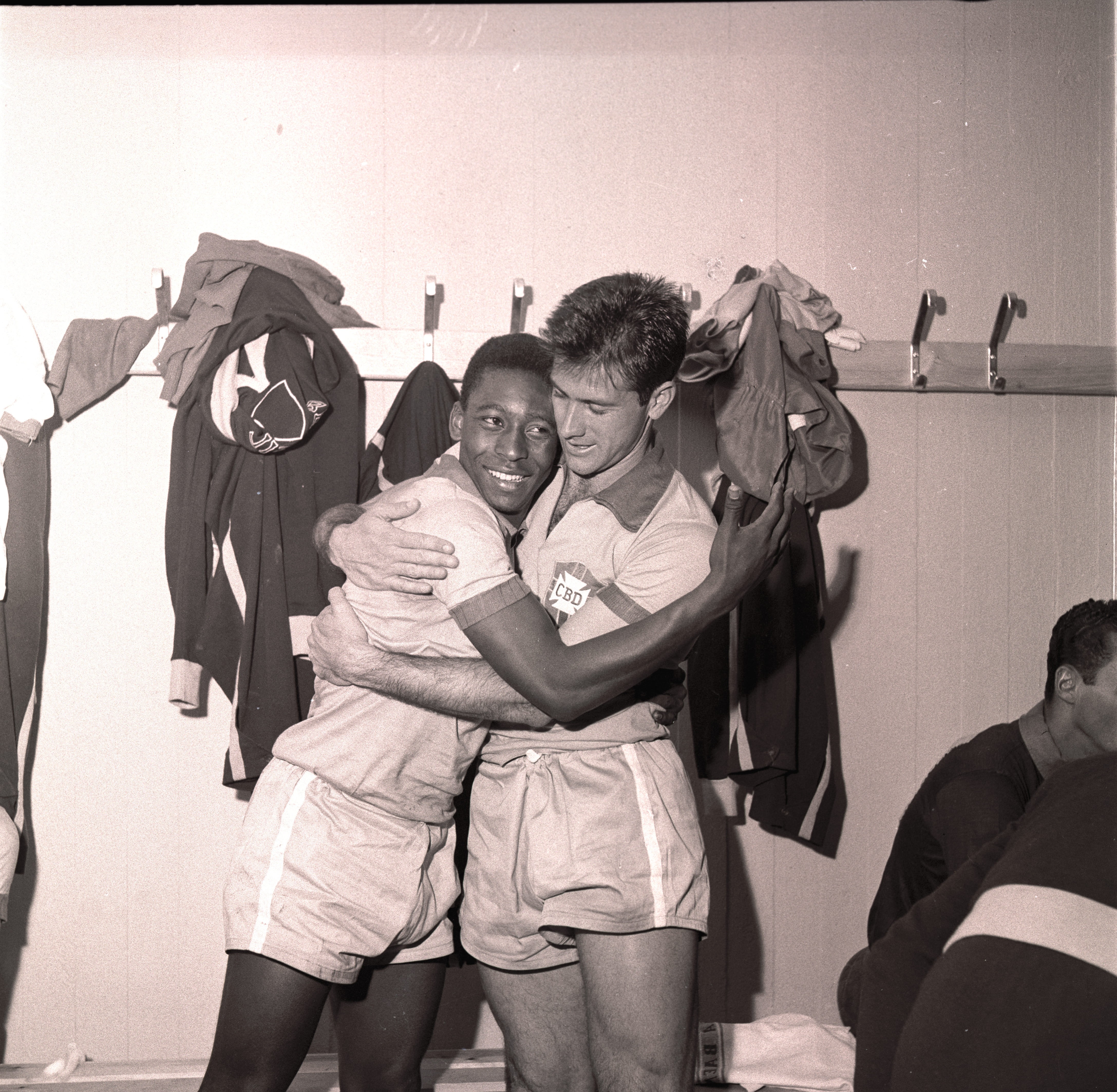 Além da camisa usada por Pelé na final da Copa de 1958, braçadeira de Maradona e peças de Messi também vão a leilão nos EUA