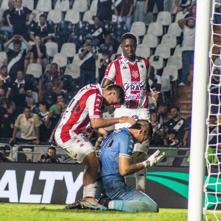 Victor Brasil comemora p&ecirc;nalti defendido na Colina