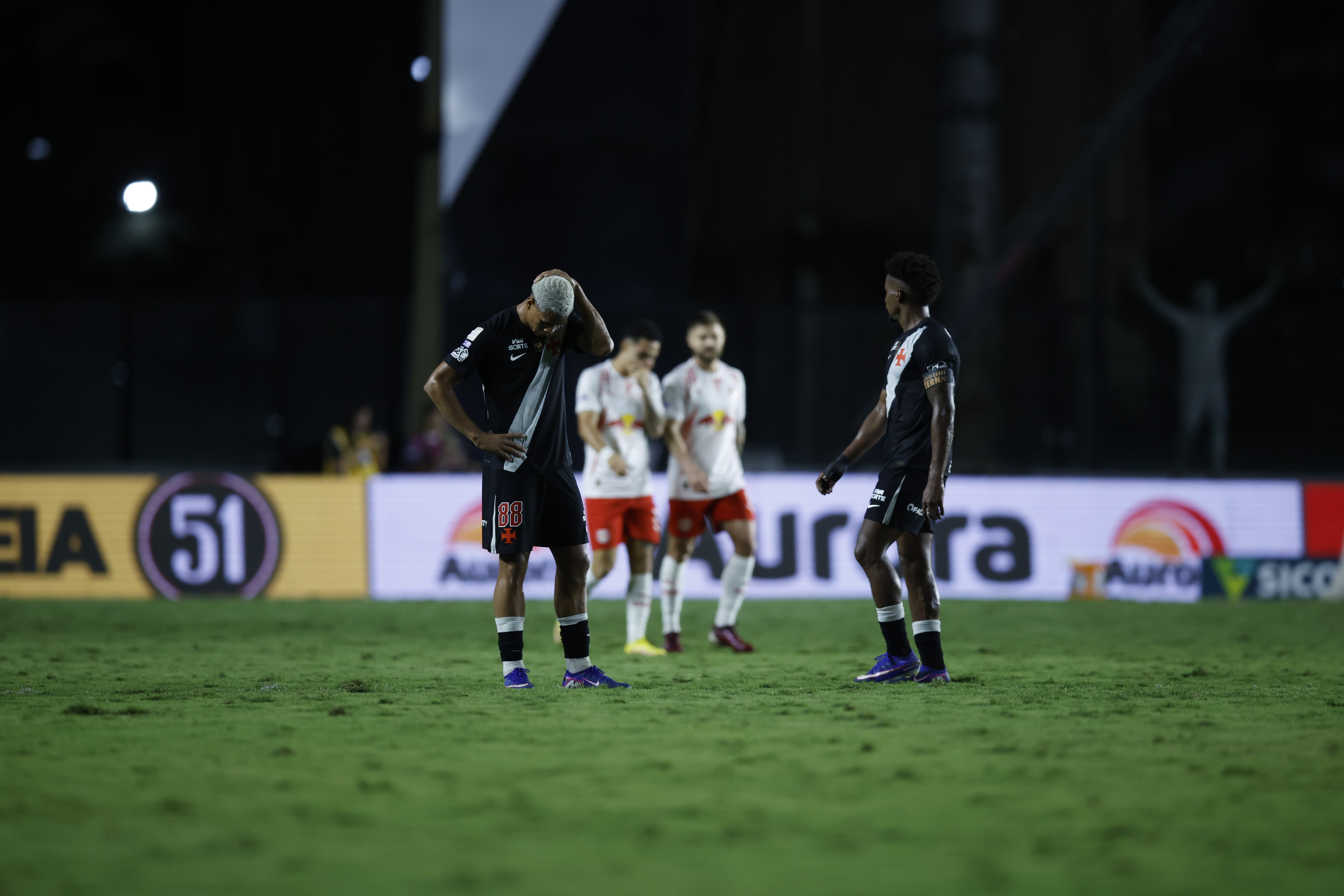 Sob protestos da torcida, Vasco perde para o Bragantino em São Januário pelo Brasileirão