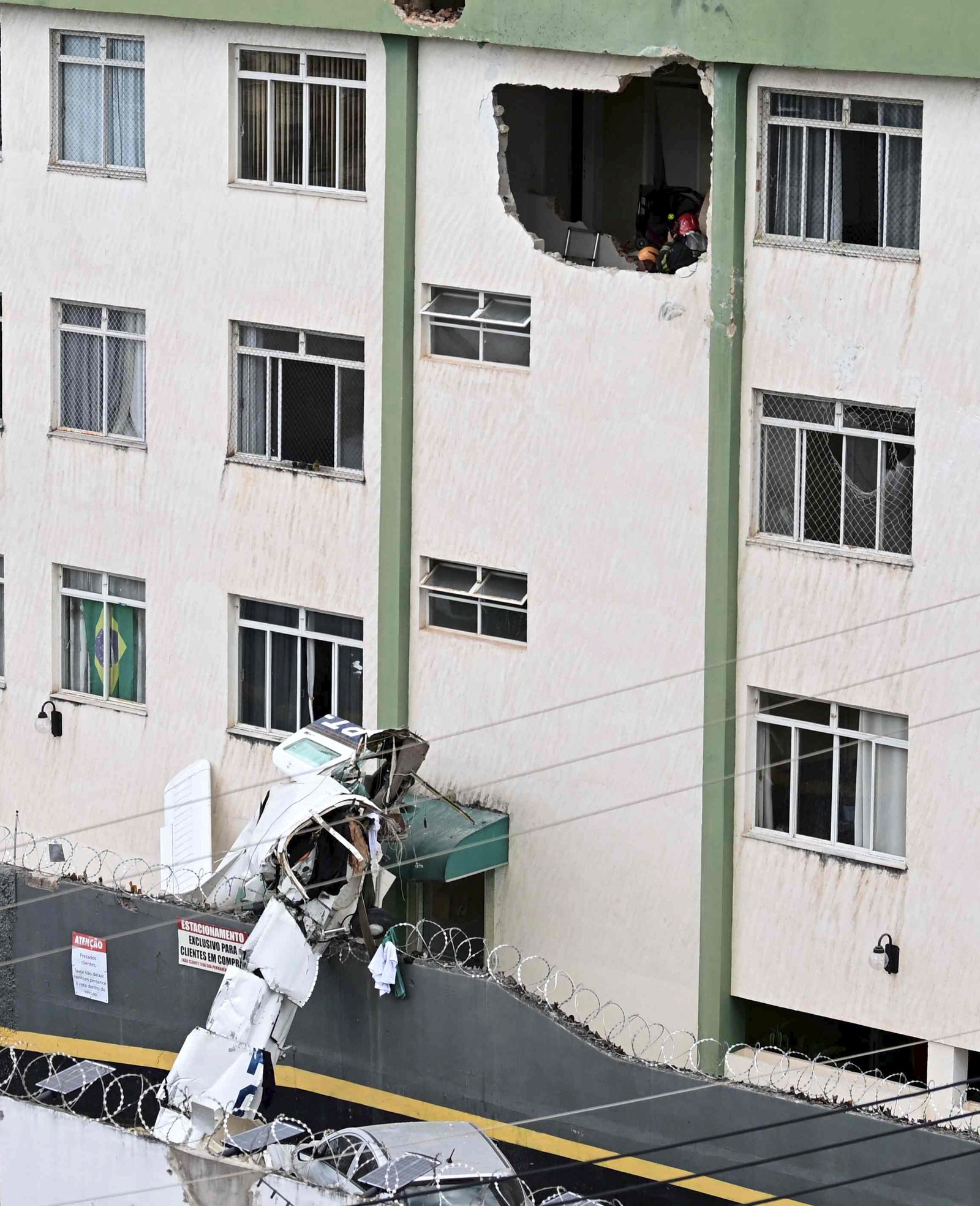 Os sobreviventes foram encaminhados em estado grave para o Hospital João XXIII, próximo do local. — Foto: GLEDSTON TAVARES / AFP