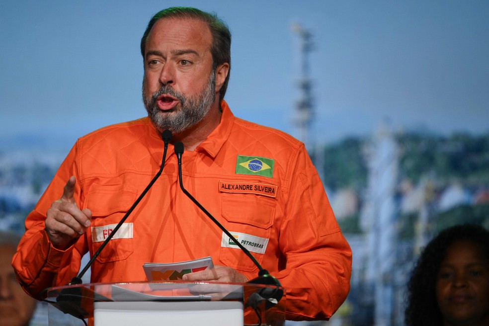 Alexandre Silveira, ministro de Minas e Energia, em evento com presença de Lula e de Magda Chambriard — Foto: Domingos Peixoto/Agência O Globo