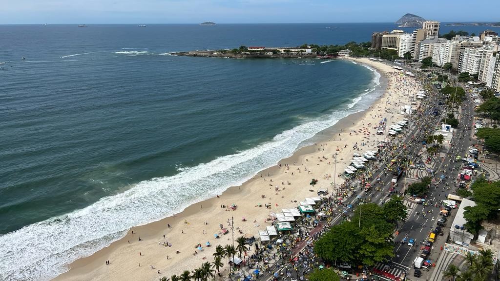 Imagem aérea mostra ato bolsonarista na orla de Copacabana interditada no feriado de 7 de setembro — Foto: Ana Branco/Agência O Globo