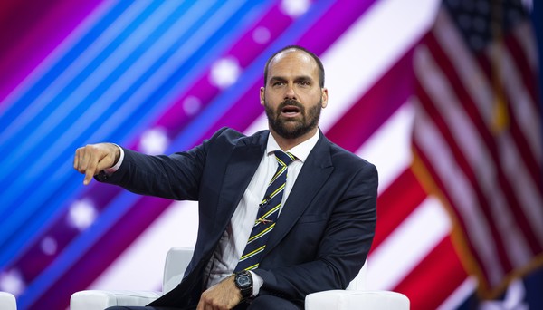 Saiba o salário de um escrivão da PF, cargo que Eduardo Bolsonaro pode perder