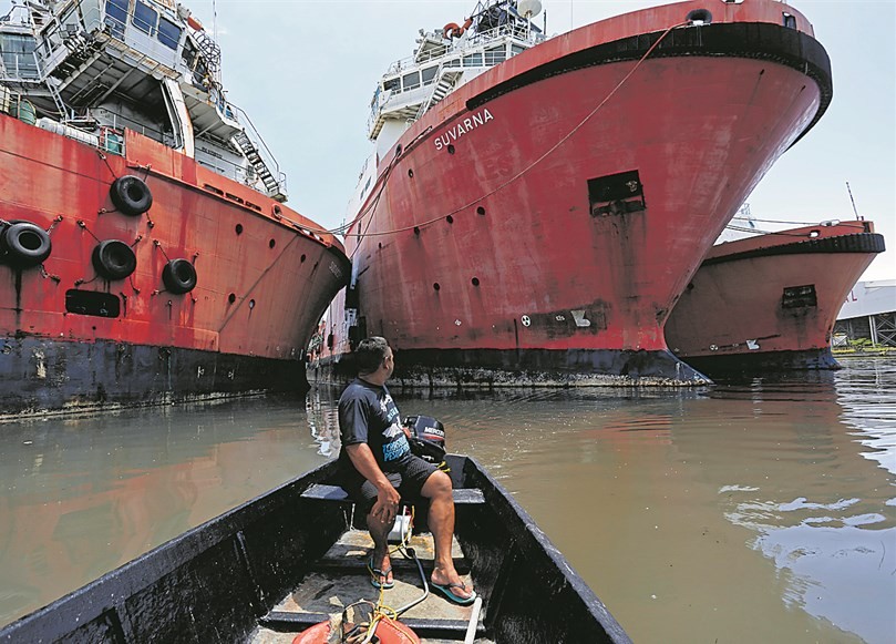 Sucatas de navios na Baía de Guanabara contribuem para danos ao meio ambiente — Foto: Custódio Coimbra