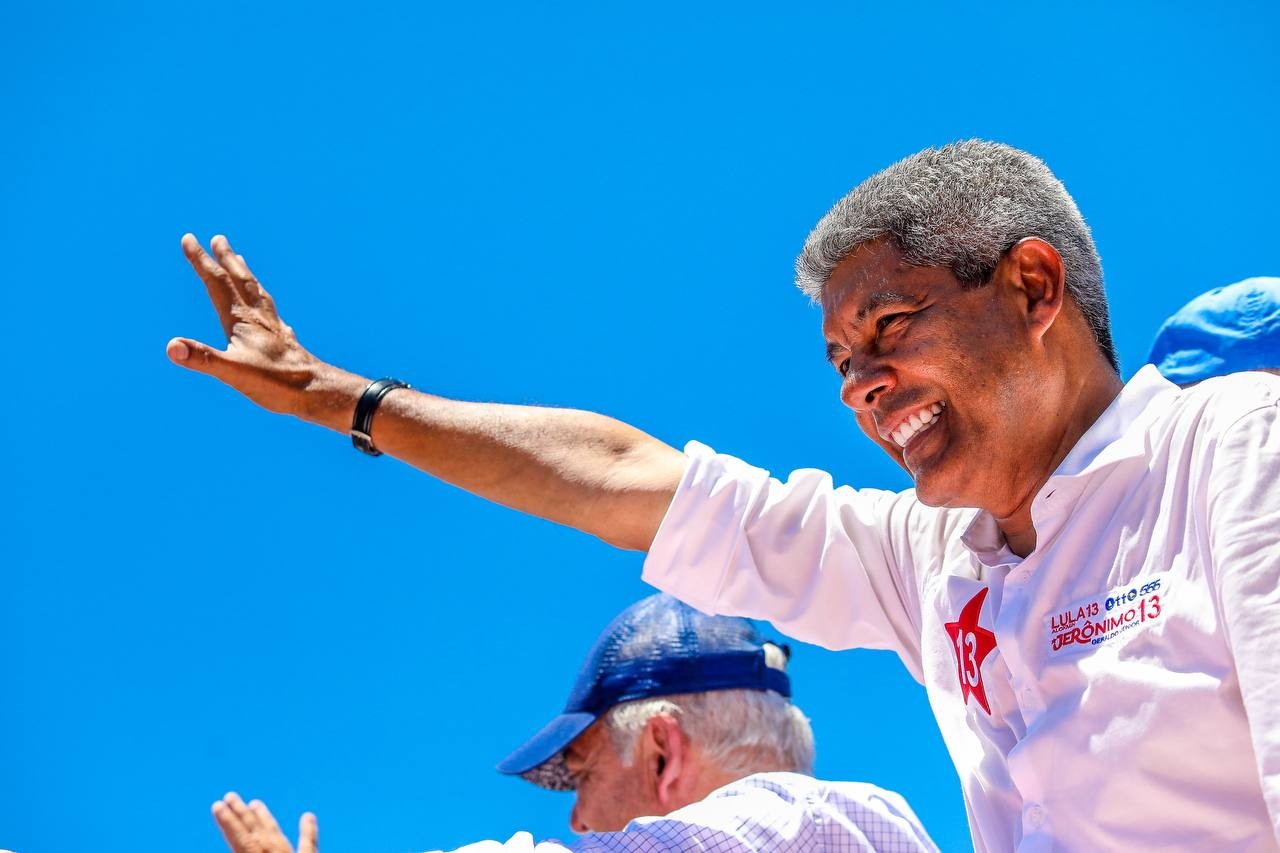 Governador da Bahia é alvo de ovos durante ato de campanha com aliado no interior do estado