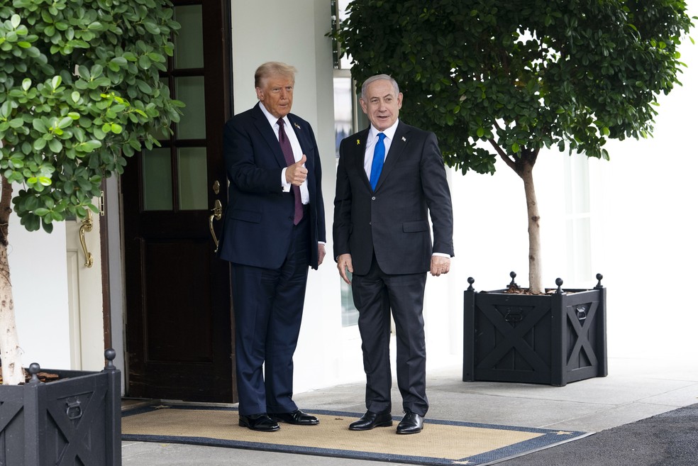 O presidente Donald Trump (esq.) recebe o primeiro-ministro Benjamin Netanyahu na Casa Branca na segunda-feira (29) — Foto: Doug Mills/The New York Times